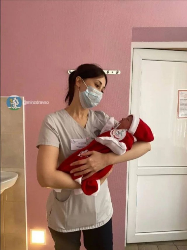В Екатеринбургском клиническом перинатальном центре  новорожденных выписывают в костюмах Дедов Морозов