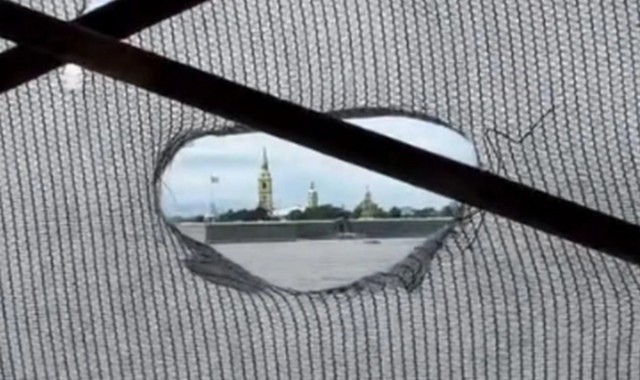 Буду смотреть в это дупло». Гостья Петербурга сняла квартиру с видом на «Алые паруса», но что-то пошло не так