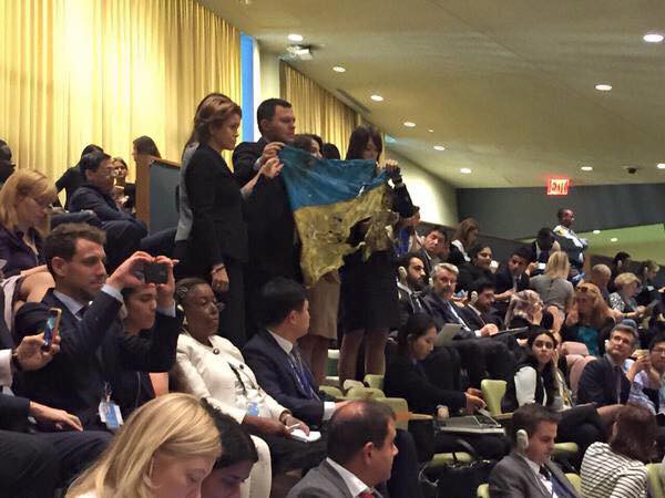 "Посмотрите, что натворил ваш стиральный порошок!"