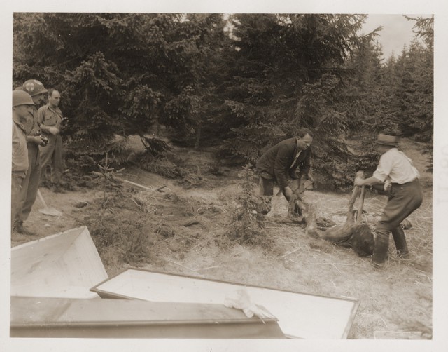 Как простые немцы хоронили жертв нацизма