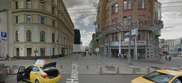 Автохамы проехали по пешеходной улице в центре Москвы