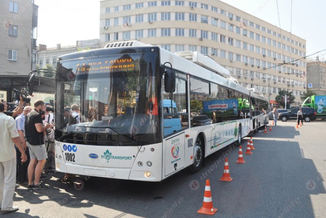 В Украине запустили беспроводные троллейбусы.