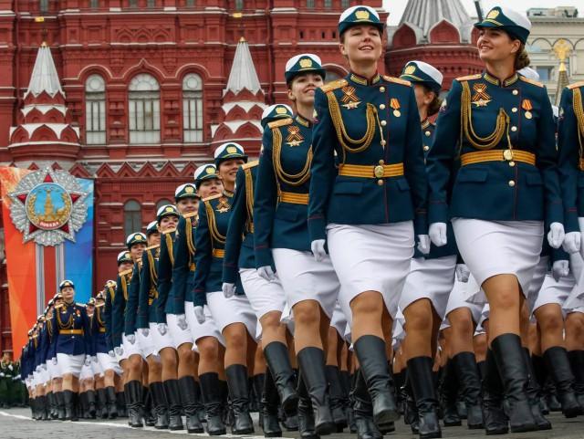 «Стрельба глазами» и «доставка грузов в любую точку мира»: календарь Минобороны на 2019 год
