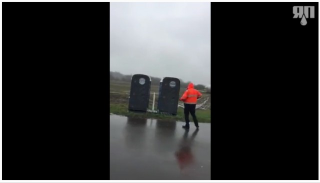 В Германии, в Нижней Саксонии уронили при перевозке большую непонятную штуку