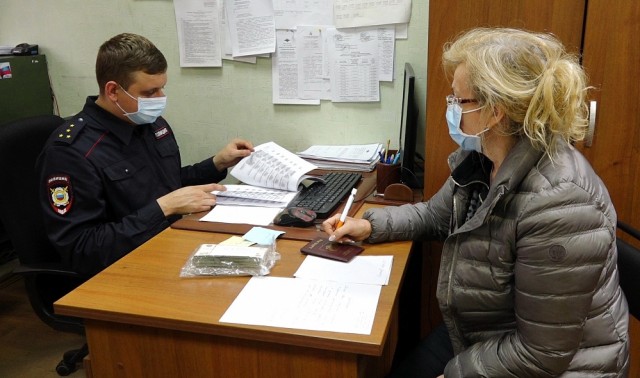 Женщина нашла на улице зарплату сотрудников целого мебельного салона