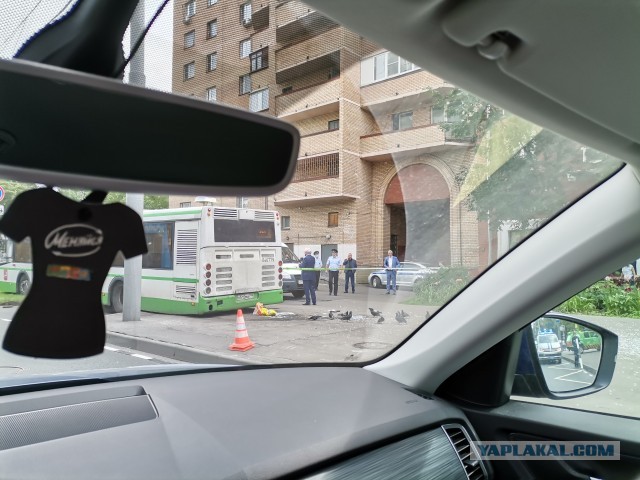 Автобус въехал в остановку на Краснодонской улице в Москве