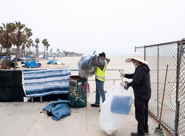 Живописный калифорнийский пляж Венис-Бич превратился в поселение бездомных