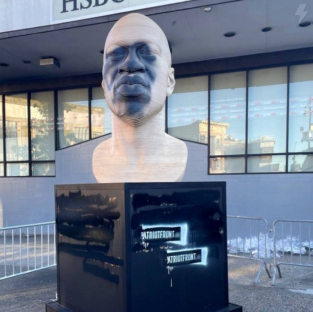 Не прошло и недели, а «памятник» наркоману-рецидивисту Джорджу Флойду в Нью-Йорке измазали чёрной краской.