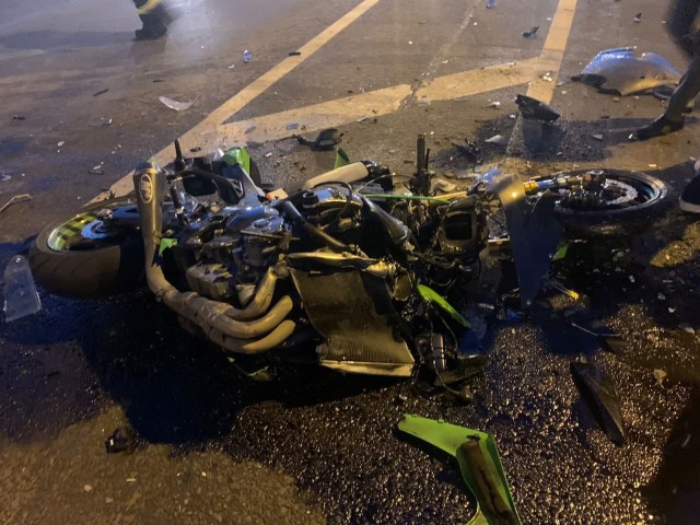 Два мотоциклиста разбились на Октябрьской набережной в Петербурге