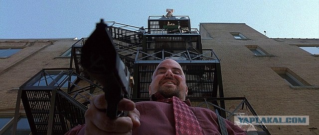 Кара небесная. В Мурино машину настиг унитаз, прилетевший из многоэтажки