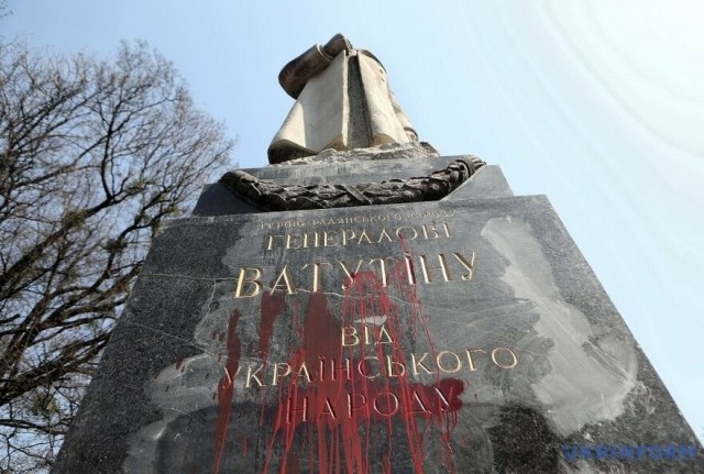 Во Львове девушка пописала около памятника Бандере