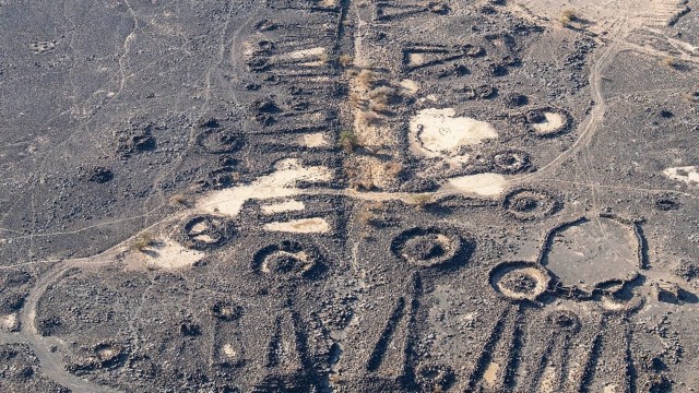 Археологи обнаружили в Саудовской Аравии сеть дорог возрастом 4500 лет, вдоль которой хорошо сохранились древние гробницы