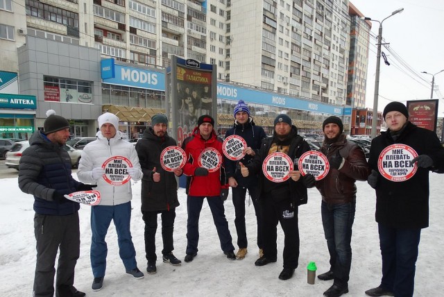 Вот он тротуар, а там дорога! А чё вы плохо видите?!