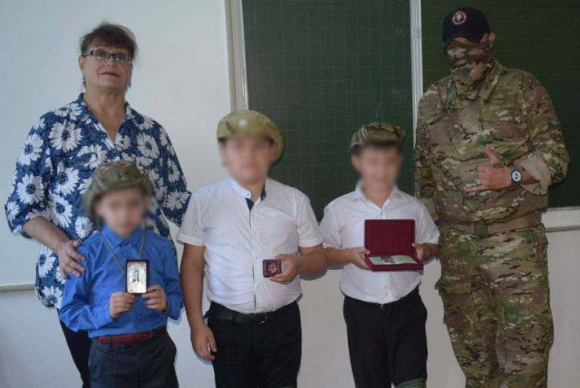 Школа где перед детьми выступил сотрудник ЧВК Вагнер удалила со своего сайта информацию и фотографию о том самом уроке .