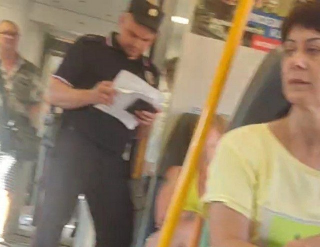 В московской электричке пассажир вызвал полицейского из-за сережек в виде украинского трезубца