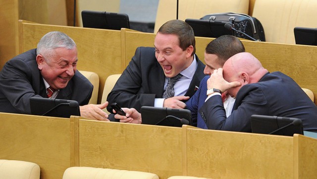В петербургском парламенте предложили запретить использование телефонов в школах.