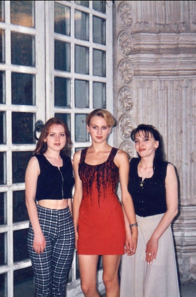 Девчата из 90-х и 00-х