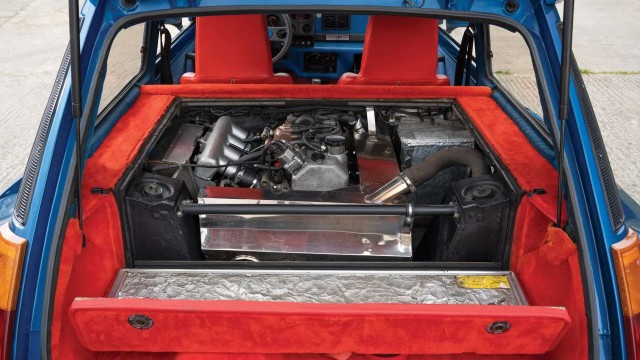 Найденный в гараже Renault 5 1982 года выпуска продан за рекордную цену: на одометре было всего 12 километров