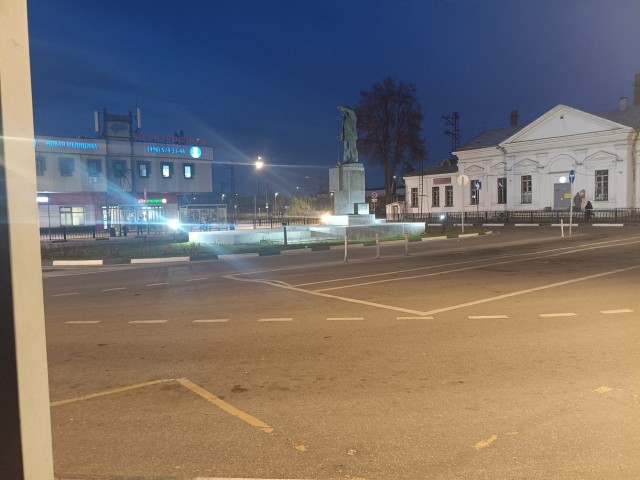 Вокзал, памятник, Луна.