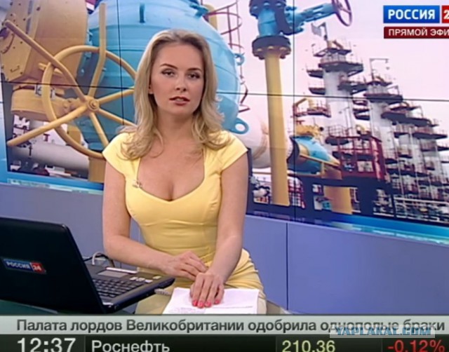 Глубокие вырезы и супермини: телеведущая Дженни Скордамаглия из США