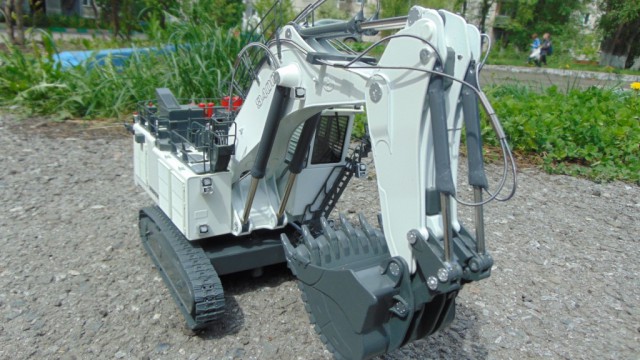 LIEBHERR R9400 Радиоуправляемая дилерская модель экскаватора в 50 масштабе