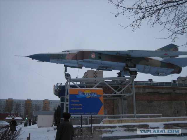 Самолет во дворе