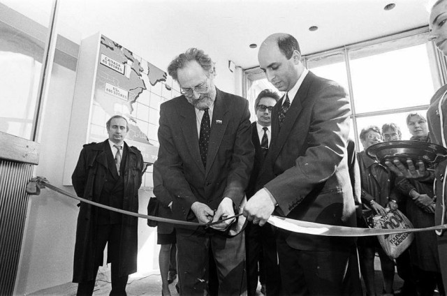 1993 г. Вице-мэр С.-Петербурга на открытии первого в городе магазина компьютерной техники