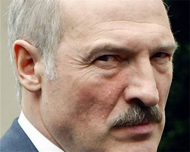 Лукашенко для борьбы с коронавирусом призвал пить водку, ходить в сауну и работать в поле на тракторе