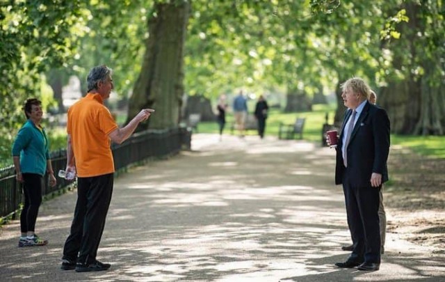 Трамп сердито покидает пресс-конференцию после того, как журналисты оспаривают его