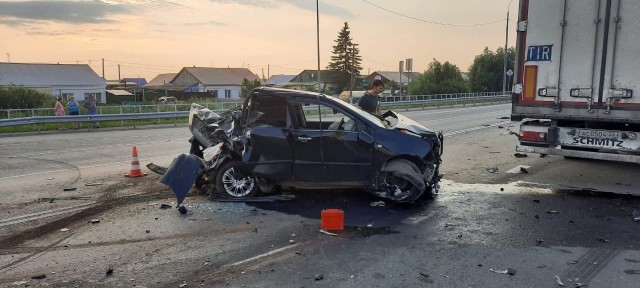Водитель легковушки натурально в рубашке родился