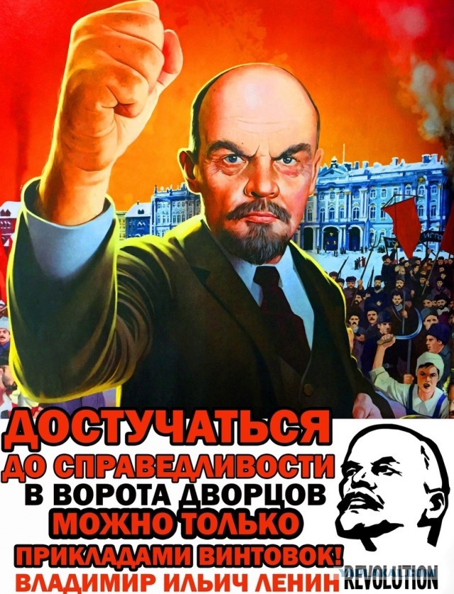 В Орске люди собрались на главной площади города, они жалуются на местные власти и на размер выплат после потопа