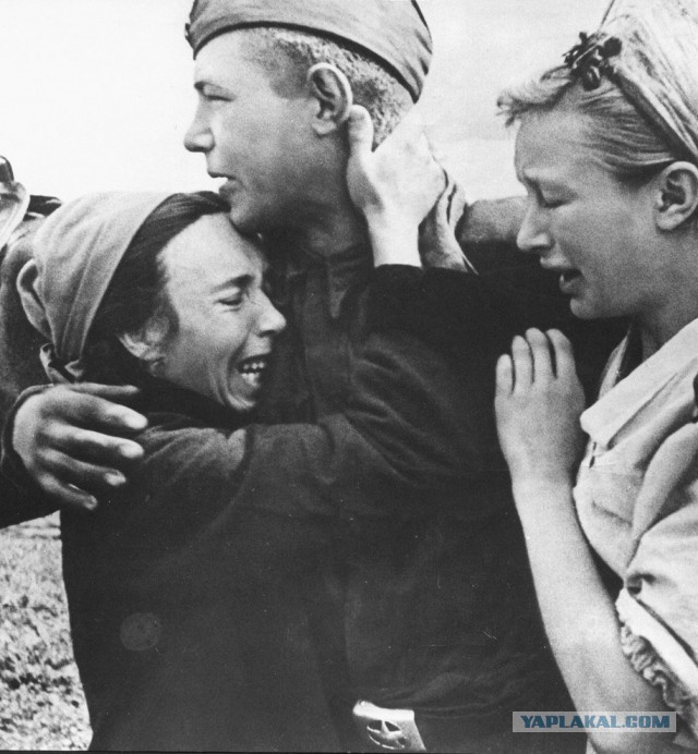 А в девятнадцатом году крутили пальцем у виска