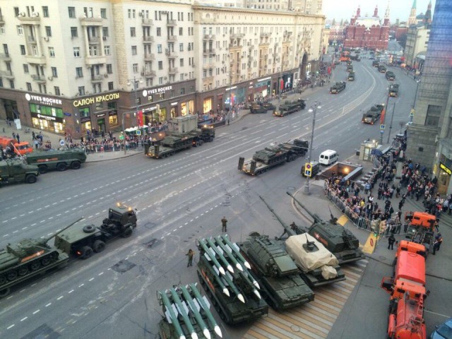Проход техники. Москва, Тверская 29 апреля