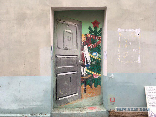 Граффити с дверью в «советский Новый год»  снова закрасили