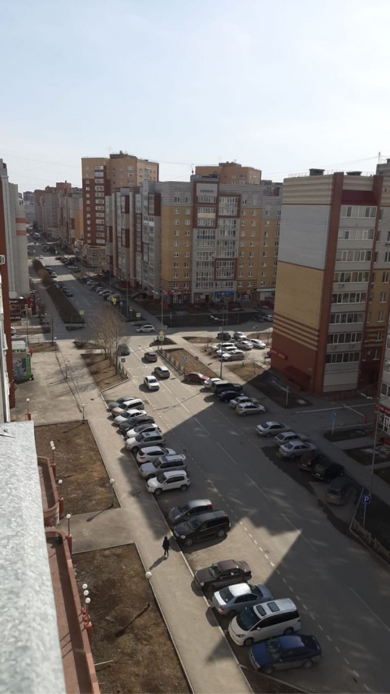 Давайте фото у кого какой вид из окна на оживленные улицы городов в настоящий момент