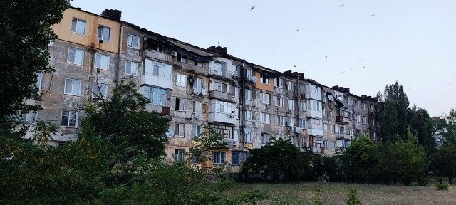 В Новой Каховке (Украина) горит крыша многоэтажного дома