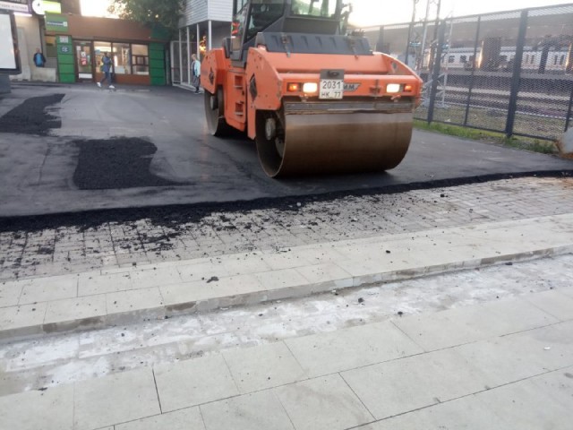 Коммунальщики Нахабино в ожидании визита Сергея Собянина покрывают второй(!) слой тротуарной плитки свежим асфальтом!