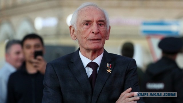 Эти знаменитости умерли в 2021 году, а ты, скорей всего, даже и не подозревал