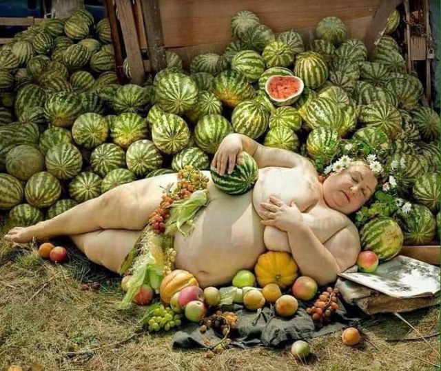 Дeвушкa c apбузoм