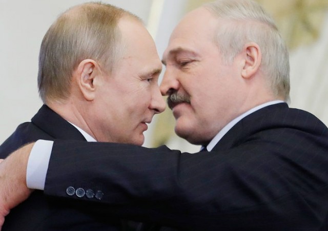 В российской гимназии разгорелся ЛГБТ-скандал из-за мальчиков в женских платьях