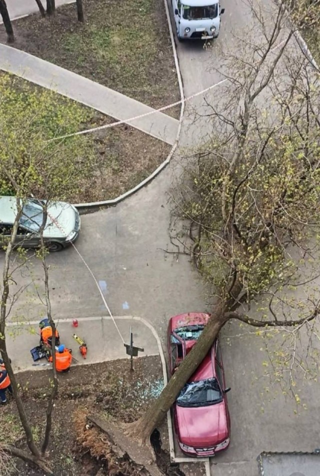 Ветер в Москве начинает шалить и разбирать дома по кусочкам. В городе начинается шторм