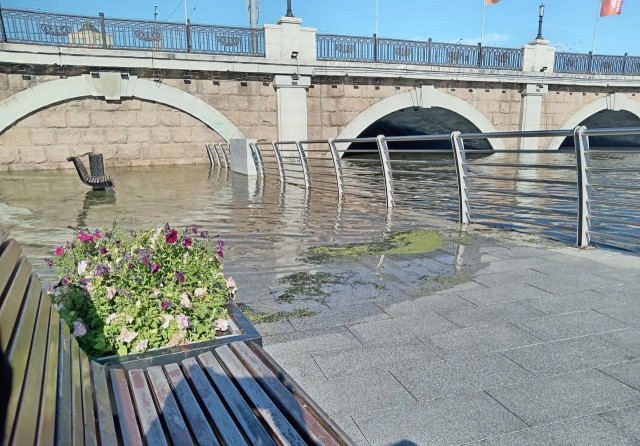 В Челябинске начали водосброс на дамбе