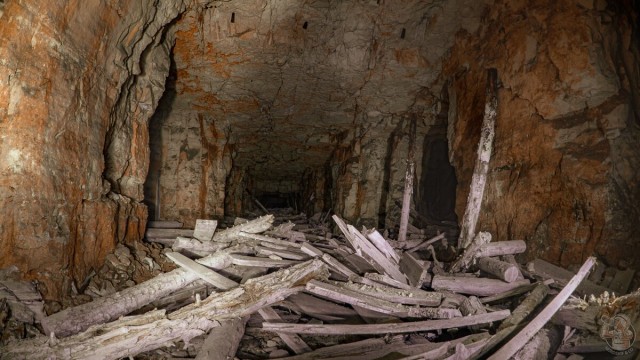 Показываю где "прятали" дефицит в СССР — это огромный подземный холодильник. Его вместимость 200 ЖД вагонов провизии!