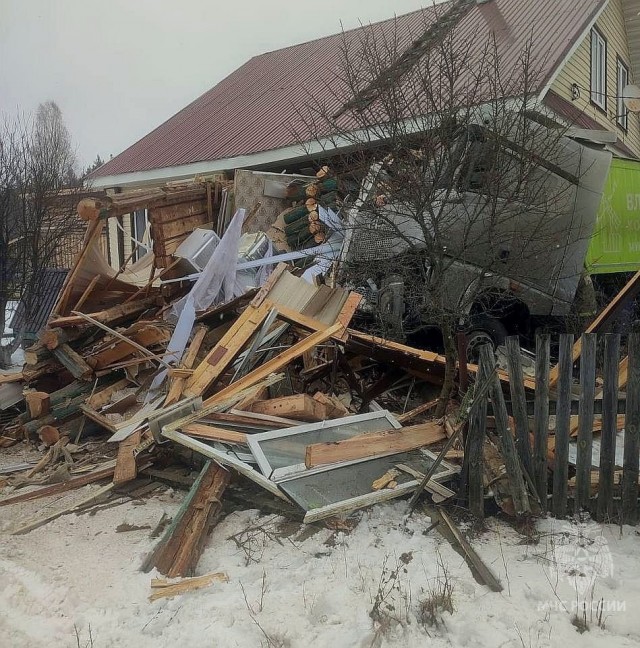 Фура въехала в жилой дом в Нижегородской области.