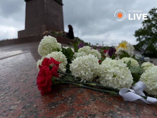 Одесситы пришли возложить цветы к памятнику неизвестному матросу на Аллее Славы