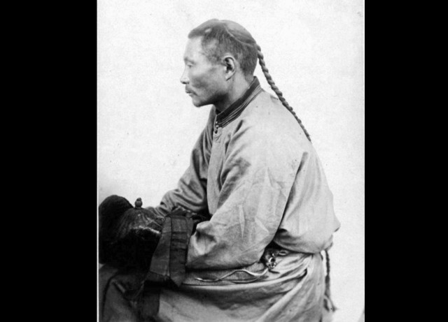 Зачем запорожские казаки носили чуб на бритой голове? Почему над этой прической так смеялись русские?