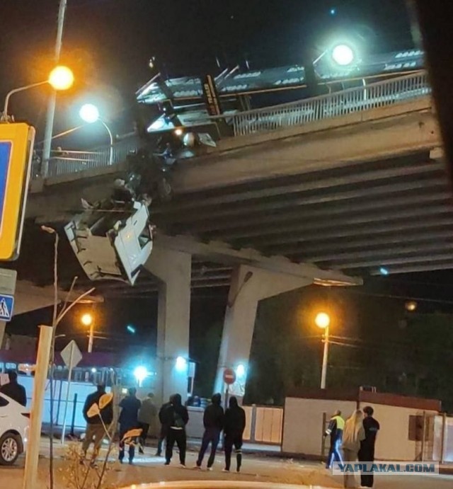 Водителю стало плохо, грузовик повис с моста через Волгу