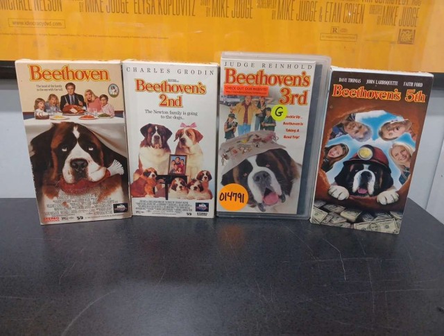 Забытые видеокассеты VHS, которые брали из видеопроката или у знакомых