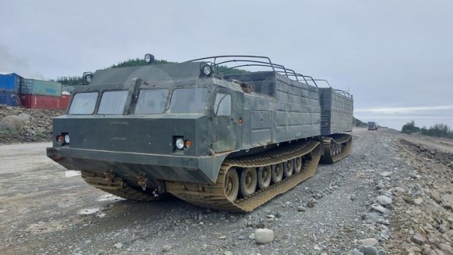 Слетела гусеница на экскаваторе