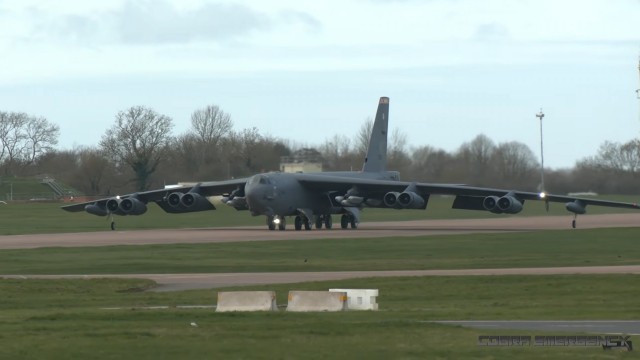 Американские стратегические бомбардировщики B-52 вылетели с военной базы в Британии